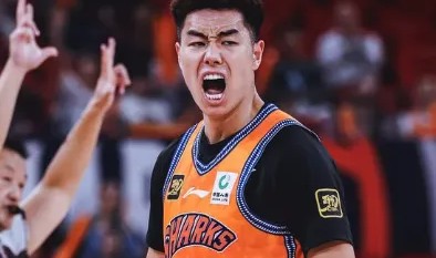 开云体育官方网址-神射手！李添荣半场出战14分钟，投篮4中3得到12分