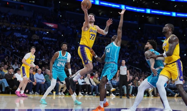 开云体育官方网址-爆大冷！湖人117-135输黄蜂，东契奇空砍39分，詹姆斯空创NBA纪录