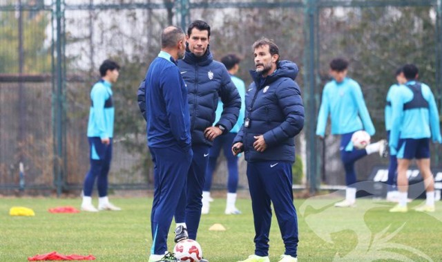 开云体育官方网址-三镇主帅打造三叉戟！两大神锋共480万欧，小将破门 2-2平海港B队