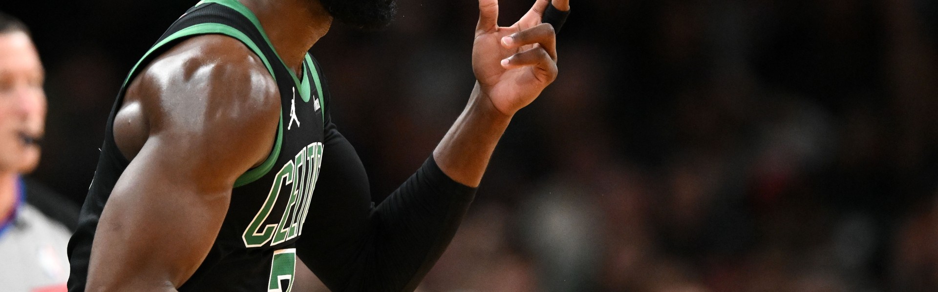 开云体育官方网址-调整一下手感！杰伦·布朗半场中投不准&amp;两分球仅9中2